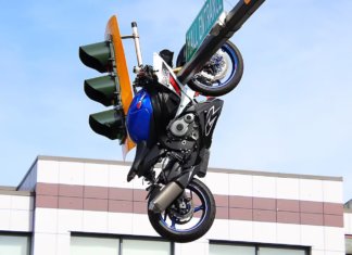 Kemalangan pelik 2026, superbike ‘melekat’ atas tiang lampu isyarat