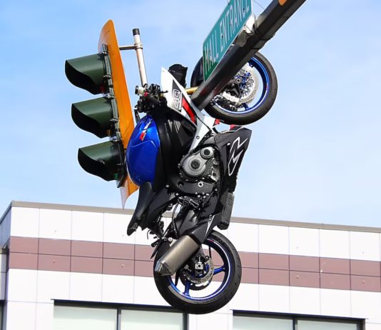 Kemalangan pelik 2026, superbike ‘melekat’ atas tiang lampu isyarat