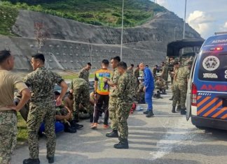 Trak rempuh palang plaza tol SUKE, 13 anggota tentera cedera