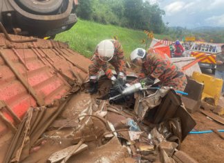 Empat maut termasuk bayi, treler hempap Honda City