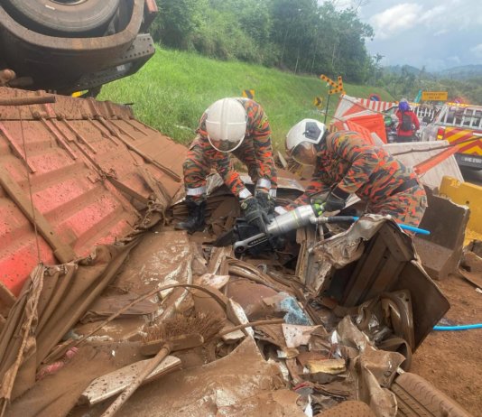 Empat maut termasuk bayi, treler hempap Honda City