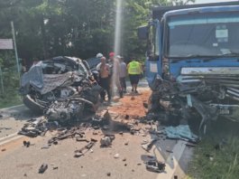 Baru ambil Proton X50 pagi tadi, 6 sekeluarga maut bertembung lori