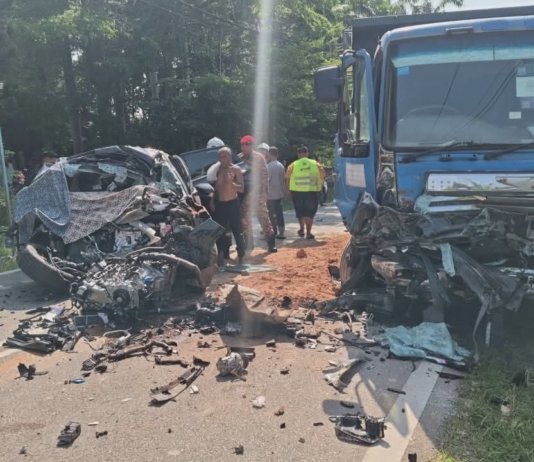 Baru ambil Proton X50 pagi tadi, 6 sekeluarga maut bertembung lori