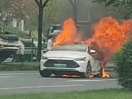 Dirempuh dari belakang, BYD Qin Plus rentung terbakar