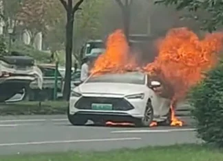Dirempuh dari belakang, BYD Qin Plus rentung terbakar