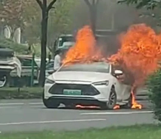 Dirempuh dari belakang, BYD Qin Plus rentung terbakar
