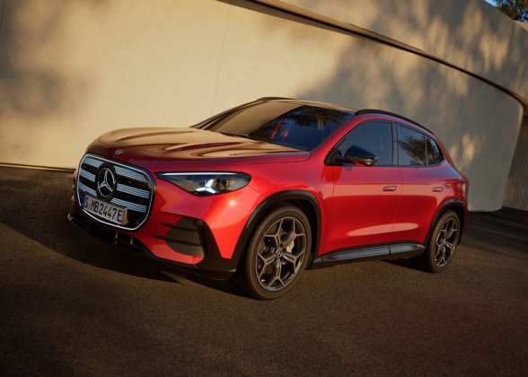 Der neue elektrische Mercedes-Benz GLA. Exterieur: MANUFAKTUR Patagonienrot Metallic Interieur: ARTICO man-made leather/MICROCUT microfibre black The all-new Mercedes-Benz GLA electric. Exterior: MANUFAKTUR patagonia red metallic Interior: ARTICO man-made leather/MICROCUT microfibre black