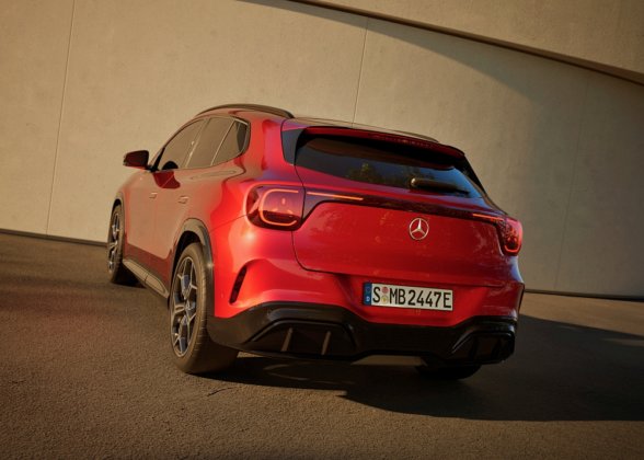 Der neue elektrische Mercedes-Benz GLA. Exterieur: MANUFAKTUR Patagonienrot Metallic Interieur: ARTICO man-made leather/MICROCUT microfibre black The all-new Mercedes-Benz GLA electric. Exterior: MANUFAKTUR patagonia red metallic Interior: ARTICO man-made leather/MICROCUT microfibre black