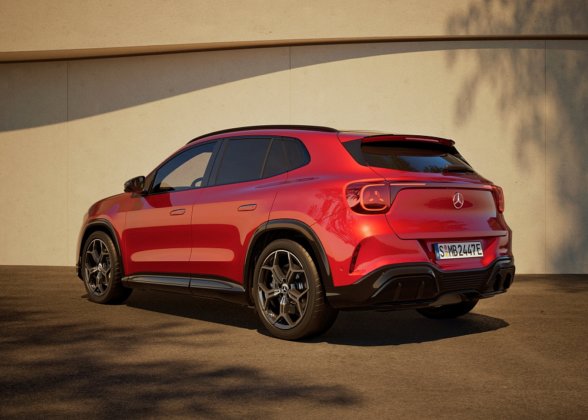 Der neue elektrische Mercedes-Benz GLA. Exterieur: MANUFAKTUR Patagonienrot Metallic Interieur: ARTICO man-made leather/MICROCUT microfibre black The all-new Mercedes-Benz GLA electric. Exterior: MANUFAKTUR patagonia red metallic Interior: ARTICO man-made leather/MICROCUT microfibre black