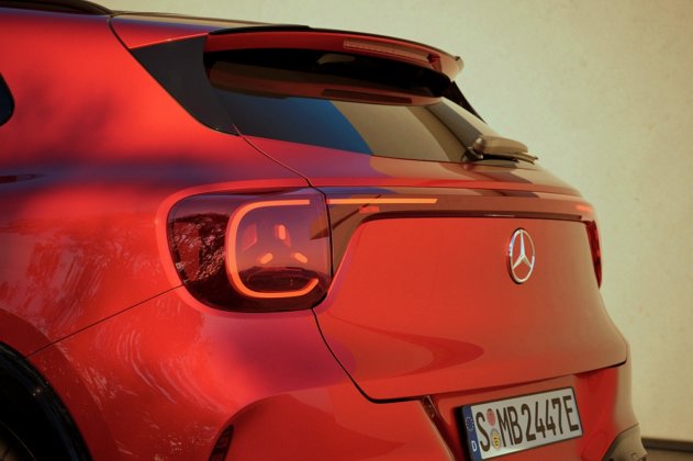 Der neue elektrische Mercedes-Benz GLA. Exterieur: MANUFAKTUR Patagonienrot Metallic Interieur: ARTICO man-made leather/MICROCUT microfibre black The all-new Mercedes-Benz GLA electric. Exterior: MANUFAKTUR patagonia red metallic Interior: ARTICO man-made leather/MICROCUT microfibre black