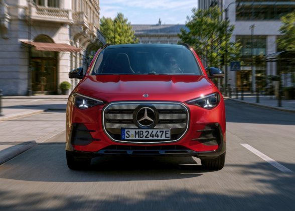 Der neue elektrische Mercedes-Benz GLA. Exterieur: MANUFAKTUR Patagonienrot Metallic Interieur: ARTICO man-made leather/MICROCUT microfibre black The all-new Mercedes-Benz GLA electric. Exterior: MANUFAKTUR patagonia red metallic Interior: ARTICO man-made leather/MICROCUT microfibre black