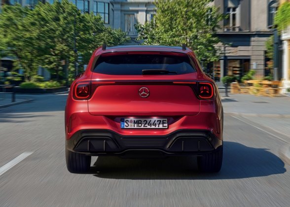 Der neue elektrische Mercedes-Benz GLA. Exterieur: MANUFAKTUR Patagonienrot Metallic Interieur: ARTICO man-made leather/MICROCUT microfibre black The all-new Mercedes-Benz GLA electric. Exterior: MANUFAKTUR patagonia red metallic Interior: ARTICO man-made leather/MICROCUT microfibre black