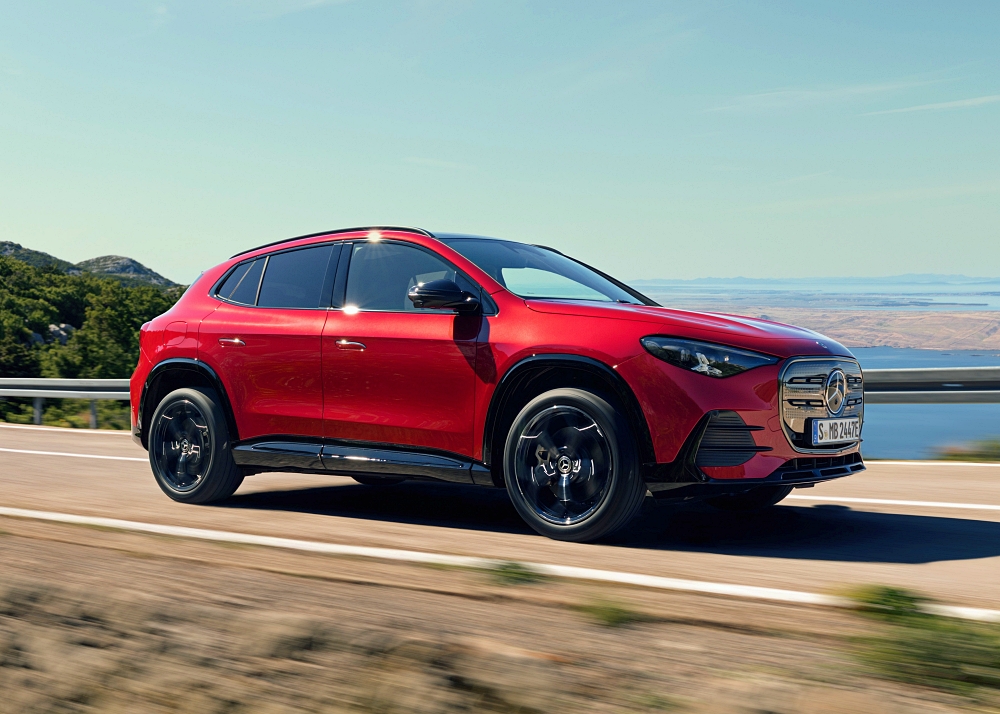 Der neue elektrische Mercedes-Benz GLA. Exterieur: MANUFAKTUR Patagonienrot Metallic Interieur: ARTICO man-made leather/MICROCUT microfibre black The all-new Mercedes-Benz GLA electric. Exterior: MANUFAKTUR patagonia red metallic Interior: ARTICO man-made leather/MICROCUT microfibre black