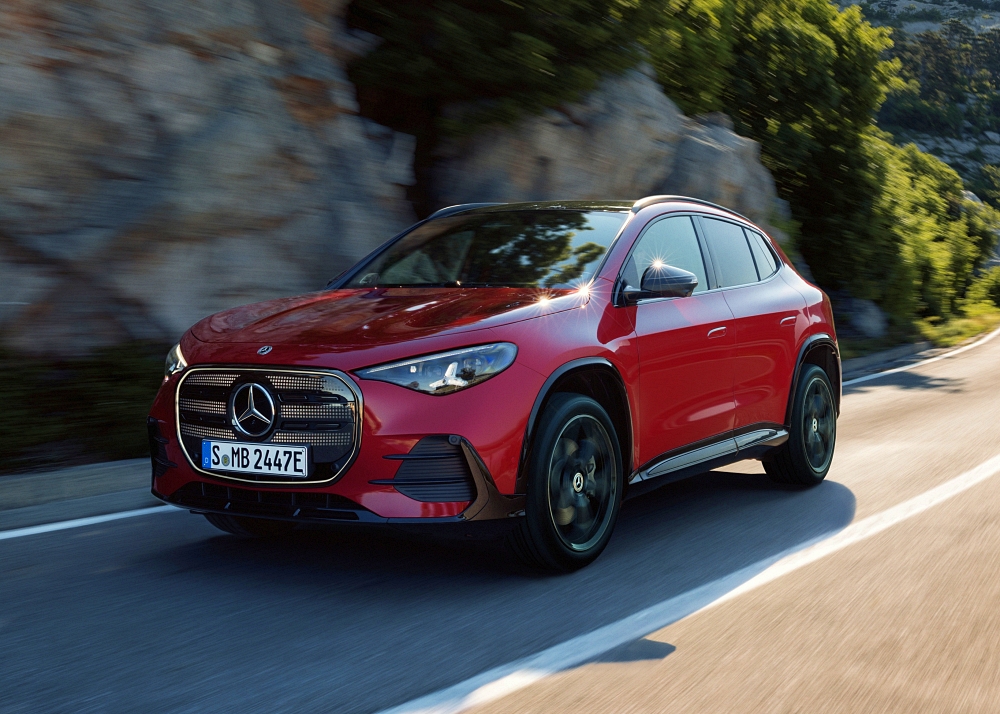 Der neue elektrische Mercedes-Benz GLA. Exterieur: MANUFAKTUR Patagonienrot Metallic Interieur: ARTICO man-made leather/MICROCUT microfibre black The all-new Mercedes-Benz GLA electric. Exterior: MANUFAKTUR patagonia red metallic Interior: ARTICO man-made leather/MICROCUT microfibre black
