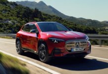 Mercedes-Benz GLA 2027 diperkenalkan – EV dahulu, ICE hibrid 48V menyusul awal 2027 Der neue elektrische Mercedes-Benz GLA. Exterieur: MANUFAKTUR Patagonienrot Metallic Interieur: ARTICO man-made leather/MICROCUT microfibre black The all-new Mercedes-Benz GLA electric. Exterior: MANUFAKTUR patagonia red metallic Interior: ARTICO man-made leather/MICROCUT microfibre black