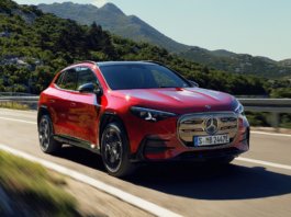 Mercedes-Benz GLA 2027 diperkenalkan – EV dahulu, ICE hibrid 48V menyusul awal 2027 Der neue elektrische Mercedes-Benz GLA. Exterieur: MANUFAKTUR Patagonienrot Metallic Interieur: ARTICO man-made leather/MICROCUT microfibre black The all-new Mercedes-Benz GLA electric. Exterior: MANUFAKTUR patagonia red metallic Interior: ARTICO man-made leather/MICROCUT microfibre black