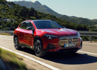 Mercedes-Benz GLA 2027 diperkenalkan – EV dahulu, ICE hibrid 48V menyusul awal 2027 Der neue elektrische Mercedes-Benz GLA. Exterieur: MANUFAKTUR Patagonienrot Metallic Interieur: ARTICO man-made leather/MICROCUT microfibre black The all-new Mercedes-Benz GLA electric. Exterior: MANUFAKTUR patagonia red metallic Interior: ARTICO man-made leather/MICROCUT microfibre black