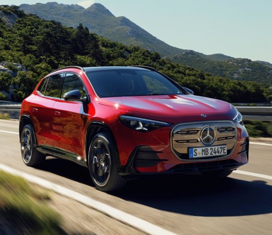 Mercedes-Benz GLA 2027 diperkenalkan – EV dahulu, ICE hibrid 48V menyusul awal 2027 Der neue elektrische Mercedes-Benz GLA. Exterieur: MANUFAKTUR Patagonienrot Metallic Interieur: ARTICO man-made leather/MICROCUT microfibre black The all-new Mercedes-Benz GLA electric. Exterior: MANUFAKTUR patagonia red metallic Interior: ARTICO man-made leather/MICROCUT microfibre black