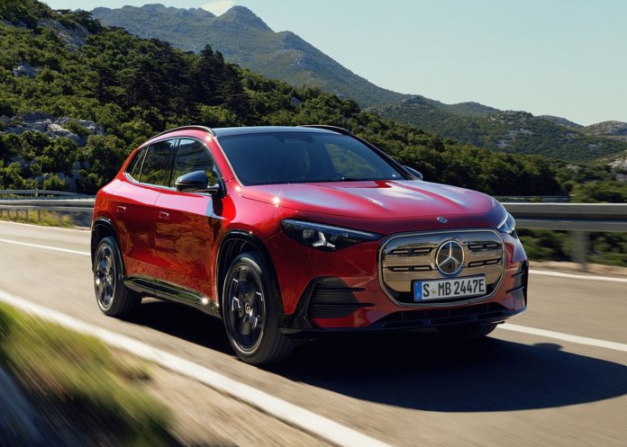 Der neue elektrische Mercedes-Benz GLA. Exterieur: MANUFAKTUR Patagonienrot Metallic Interieur: ARTICO man-made leather/MICROCUT microfibre black The all-new Mercedes-Benz GLA electric. Exterior: MANUFAKTUR patagonia red metallic Interior: ARTICO man-made leather/MICROCUT microfibre black