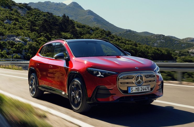 Der neue elektrische Mercedes-Benz GLA. Exterieur: MANUFAKTUR Patagonienrot Metallic Interieur: ARTICO man-made leather/MICROCUT microfibre black The all-new Mercedes-Benz GLA electric. Exterior: MANUFAKTUR patagonia red metallic Interior: ARTICO man-made leather/MICROCUT microfibre black