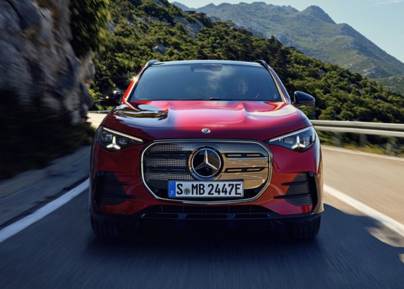 Der neue elektrische Mercedes-Benz GLA. Exterieur: MANUFAKTUR Patagonienrot Metallic Interieur: ARTICO man-made leather/MICROCUT microfibre black The all-new Mercedes-Benz GLA electric. Exterior: MANUFAKTUR patagonia red metallic Interior: ARTICO man-made leather/MICROCUT microfibre black