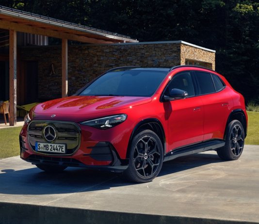 Mercedes-Benz GLA 2027 diperkenalkan – EV dahulu, ICE hibrid 48V menyusul awal 2027 Der neue elektrische Mercedes-Benz GLA. Exterieur: MANUFAKTUR Patagonienrot Metallic Interieur: ARTICO man-made leather/MICROCUT microfibre black The all-new Mercedes-Benz GLA electric. Exterior: MANUFAKTUR patagonia red metallic Interior: ARTICO man-made leather/MICROCUT microfibre black