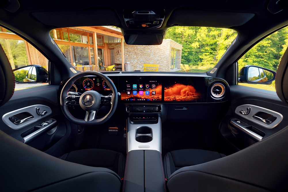 Der neue elektrische Mercedes-Benz GLA. Exterieur: MANUFAKTUR Patagonienrot Metallic Interieur: ARTICO man-made leather/MICROCUT microfibre black The all-new Mercedes-Benz GLA electric. Exterior: MANUFAKTUR patagonia red metallic Interior: ARTICO man-made leather/MICROCUT microfibre black
