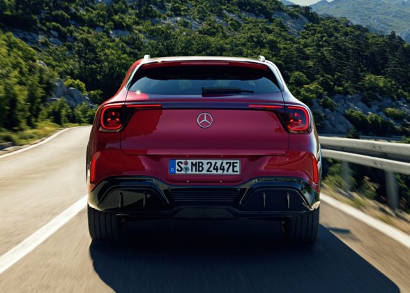 Der neue elektrische Mercedes-Benz GLA. Exterieur: MANUFAKTUR Patagonienrot Metallic Interieur: ARTICO man-made leather/MICROCUT microfibre black The all-new Mercedes-Benz GLA electric. Exterior: MANUFAKTUR patagonia red metallic Interior: ARTICO man-made leather/MICROCUT microfibre black