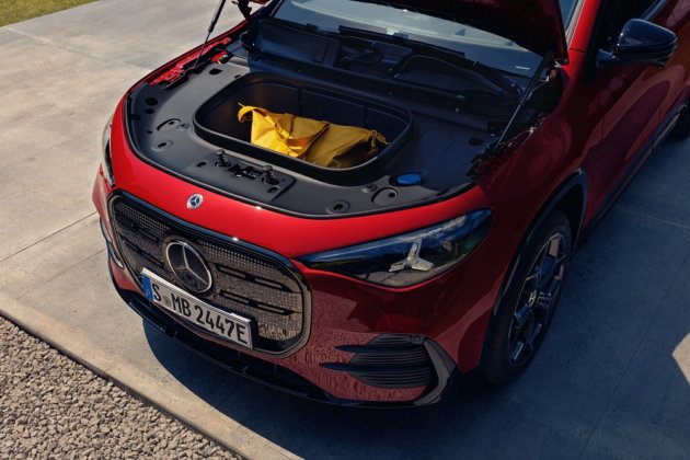 Der neue elektrische Mercedes-Benz GLA. Exterieur: MANUFAKTUR Patagonienrot Metallic Interieur: ARTICO man-made leather/MICROCUT microfibre black The all-new Mercedes-Benz GLA electric. Exterior: MANUFAKTUR patagonia red metallic Interior: ARTICO man-made leather/MICROCUT microfibre black
