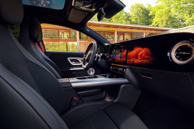 Der neue elektrische Mercedes-Benz GLA. Exterieur: MANUFAKTUR Patagonienrot Metallic Interieur: ARTICO man-made leather/MICROCUT microfibre black The all-new Mercedes-Benz GLA electric. Exterior: MANUFAKTUR patagonia red metallic Interior: ARTICO man-made leather/MICROCUT microfibre black