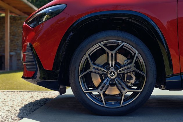 Der neue elektrische Mercedes-Benz GLA. Exterieur: MANUFAKTUR Patagonienrot Metallic Interieur: ARTICO man-made leather/MICROCUT microfibre black The all-new Mercedes-Benz GLA electric. Exterior: MANUFAKTUR patagonia red metallic Interior: ARTICO man-made leather/MICROCUT microfibre black