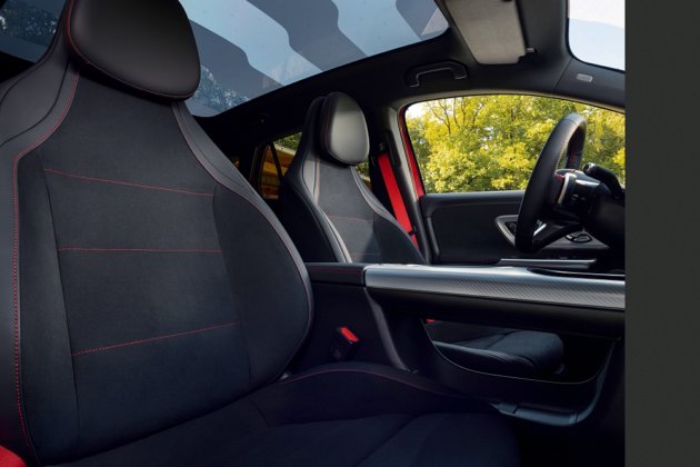 Der neue elektrische Mercedes-Benz GLA. Exterieur: MANUFAKTUR Patagonienrot Metallic Interieur: ARTICO man-made leather/MICROCUT microfibre black The all-new Mercedes-Benz GLA electric. Exterior: MANUFAKTUR patagonia red metallic Interior: ARTICO man-made leather/MICROCUT microfibre black