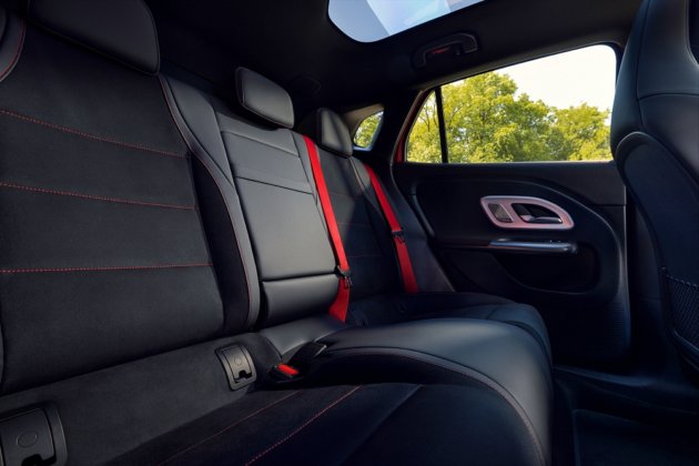 Der neue elektrische Mercedes-Benz GLA. Exterieur: MANUFAKTUR Patagonienrot Metallic Interieur: ARTICO man-made leather/MICROCUT microfibre black The all-new Mercedes-Benz GLA electric. Exterior: MANUFAKTUR patagonia red metallic Interior: ARTICO man-made leather/MICROCUT microfibre black