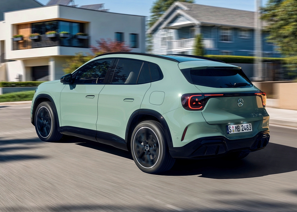Der neue Mercedes-Benz GLA Hybrid. Exterieur: Aquamint Uni Interieur: ARTICO nappa-look black / clean white pearl / MICROCUT microfibre black The all-new Mercedes-Benz GLA hybrid. Exterior: Aquamint non-metallic Interior: ARTICO nappa-look black / clean white pearl / MICROCUT microfibre black