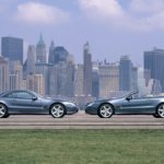 Mercedes-Benz SL 500 der Baureihe R 230. Exterieuraufnahme mit geöffnetem und geschlossenem Variodach aus dem Jahr 2001. (Fotosignatur der Archive von Mercedes-Benz Classic: A2001F3446) Mercedes-Benz SL 500 (R 230). Exterior shot with vario-roof open and closed from the year 2001. (Photo index number in the Mercedes-Benz Classic Archives: A2001F3446)