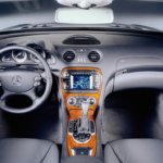 Mercedes-Benz SL 500 der Baureihe R 230. Interieurfoto aus dem Jahr 2001. (Fotosignatur der Archive von Mercedes-Benz Classic: A2001F1917) Mercedes-Benz SL 500 (R 230). Interior photo from the year 2001. (Photo index number in the Mercedes-Benz Classic Archives: A2001F1917)
