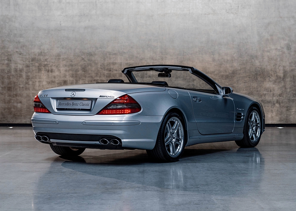 Mercedes-Benz SL 55 AMG der Baureihe R 230. Studioaufnahme von links hinten. (Fotosignatur der Archive von Mercedes-Benz Classic: D732121) Mercedes-Benz SL 55 AMG (R 230). Studio shot from rear left. (Photo index number in the Mercedes-Benz Classic Archives: D732121)