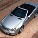 Mercedes-Benz SL 500L der Baureihe R 230. Exterieuraufnahme von oben aus dem Jahr 2001. (Fotosignatur der Archive von Mercedes-Benz Classic: A2001F2711) Mercedes-Benz SL 500 (R 230). Exterior shot from above from the year 2001. (Photo index number in the Mercedes-Benz Classic Archives: A2001F2711)