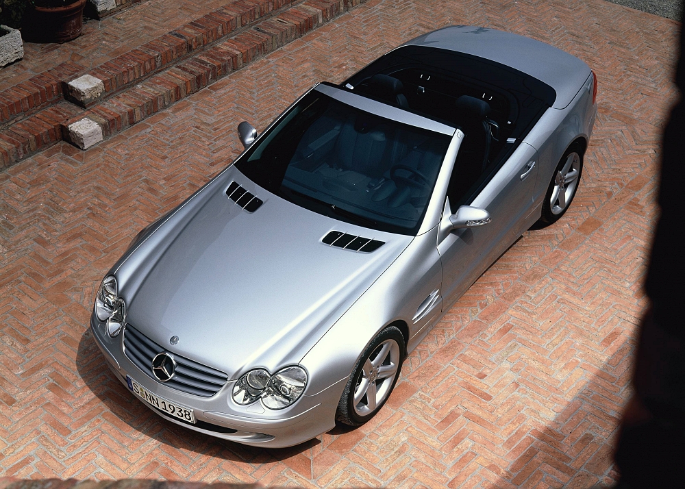 Mercedes-Benz SL 500L der Baureihe R 230. Exterieuraufnahme von oben aus dem Jahr 2001. (Fotosignatur der Archive von Mercedes-Benz Classic: A2001F2711)
Mercedes-Benz SL 500 (R 230). Exterior shot from above from the year 2001. (Photo index number in the Mercedes-Benz Classic Archives: A2001F2711)