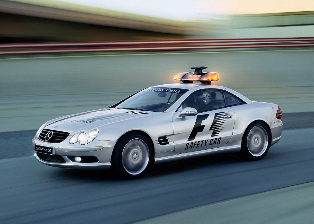 Mercedes-Benz SL 55 AMG der Baureihe R 230. Einsatz als offizielles Safety Car in der Formel 1®. Fotosignatur der Archive von Mercedes-Benz Classic: 00190572)
Mercedes-Benz SL 55 AMG (R 230). Use as official Safety Car in Formula 1®. (Photo index number in the Mercedes-Benz Classic Archives: 00190572)