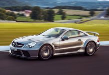 Mercedes-Benz SL R 230 kini 25 tahun, bumbung vario-roof, roadster ikonik pengsan berdiri! Mercedes-Benz SL 65 AMG Black Series der Baureihe R 230. Fahraufnahme von links vorn. (Fotosignatur der Archive von Mercedes-Benz Classic: 08C538_023) Mercedes-Benz SL 65 AMG Black Series (R 230). Driving shot from front left. (Photo index number in the Mercedes-Benz Classic Archives: 08C538_023)