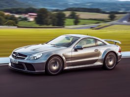 Mercedes-Benz SL R 230 kini 25 tahun, bumbung vario-roof, roadster ikonik pengsan berdiri! Mercedes-Benz SL 65 AMG Black Series der Baureihe R 230. Fahraufnahme von links vorn. (Fotosignatur der Archive von Mercedes-Benz Classic: 08C538_023) Mercedes-Benz SL 65 AMG Black Series (R 230). Driving shot from front left. (Photo index number in the Mercedes-Benz Classic Archives: 08C538_023)
