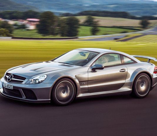 Mercedes-Benz SL R 230 kini 25 tahun, bumbung vario-roof, roadster ikonik pengsan berdiri! Mercedes-Benz SL 65 AMG Black Series der Baureihe R 230. Fahraufnahme von links vorn. (Fotosignatur der Archive von Mercedes-Benz Classic: 08C538_023) Mercedes-Benz SL 65 AMG Black Series (R 230). Driving shot from front left. (Photo index number in the Mercedes-Benz Classic Archives: 08C538_023)