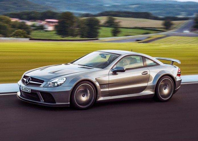 25 Jahre Baureihe R 230: Der Mercedes-Benz SL für das neue Jahrtausend25 Years of the Mercedes-Benz SL (R 230): The SL for the new millennium Mercedes-Benz SL 65 AMG Black Series der Baureihe R 230. Fahraufnahme von links vorn. (Fotosignatur der Archive von Mercedes-Benz Classic: 08C538_023) Mercedes-Benz SL 65 AMG Black Series (R 230). Driving shot from front left. (Photo index number in the Mercedes-Benz Classic Archives: 08C538_023)