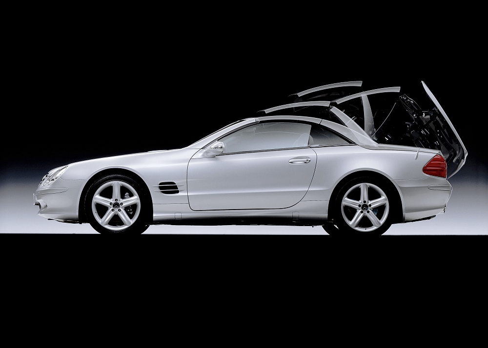 Mercedes-Benz SL der Baureihe R 230. Visualisierung der Funktion des Variodachs. (Fotosignatur der Archive von Mercedes-Benz Classic: A2001F2159) Mercedes-Benz SL (R 230). Visualisation of the vario-roof’s functionality. (Photo index number in the Mercedes-Benz Classic Archives: A2001F2159)