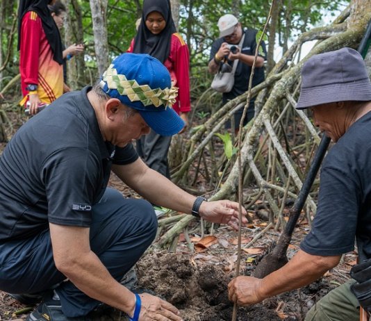 Program ‘Light The Change’ BYD Malaysia singgah di Pulau Carey
