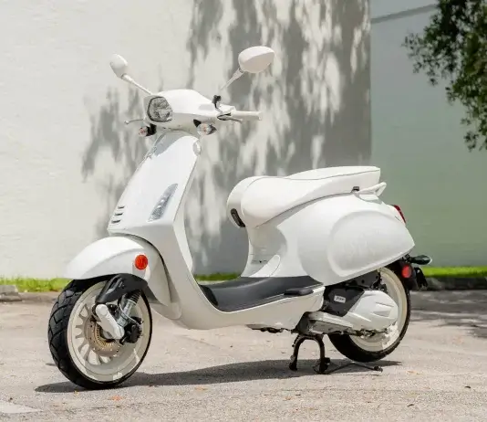 Vespa Sprint Sport 150 edisi Justin Bieber untuk dijual, mileage tak sampai 150 km!