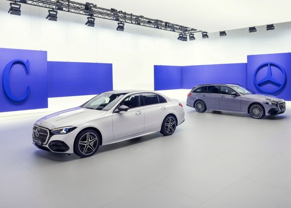 Die neue Mercedes-Benz C-Klasse, 2026. Exterieur: Opalithweiss Metallic Mercedes-Benz C 300 e Limousine Plug-In-Hybrid | Energieverbrauch gewichtet, kombiniert: 15,9‒15 kWh/100 km plus 2,6‒2,3 l/100 km | Kraftstoffverbrauch kombiniert bei entladener Batterie: 7,5‒6,8 l/100 km | CO₂-Emissionen gewichtet, kombiniert: 59‒52 g/km | CO₂-Klasse gewichtet, kombiniert: B | CO₂-Klassen bei entladener Batterie: F-E The new Mercedes-Benz C-Class, 2026. Exterior: Opalite White Metallic Mercedes-Benz C 300 e Sedan Plug-In Hybrid | Weighted, combined energy consumption: 15.9‒15 kWh/100 km plus 2.6‒2.3 l/100 km | Combined fuel consumption with discharged battery: 7.5‒6.8 l/100 km | Weighted, combined CO₂ emissions: 59‒52 g/km | Weighted, combined CO₂ class: B | CO₂ classes with discharged battery: F-E Mercedes-Benz C 300 e Estate Plug-In Hybrid | Weighted, combined energy consumption: 16.0‒15.2 kWh/100 km plus 2.7‒2.4 l/100 km | Combined fuel consumption with discharged battery: 7.7‒6.9 l/100 km | Weighted, combined CO₂ emissions: 61‒55 g/km | Weighted, combined CO₂ class: B | CO₂ classes with discharged battery: F