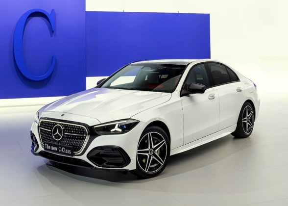 Die neue Mercedes-Benz C-Klasse, 2026. Exterieur: Opalithweiss Metallic Mercedes-Benz C 300 e Limousine Plug-In-Hybrid | Energieverbrauch gewichtet, kombiniert: 15,9‒15 kWh/100 km plus 2,6‒2,3 l/100 km | Kraftstoffverbrauch kombiniert bei entladener Batterie: 7,5‒6,8 l/100 km | CO₂-Emissionen gewichtet, kombiniert: 59‒52 g/km | CO₂-Klasse gewichtet, kombiniert: B | CO₂-Klassen bei entladener Batterie: F-E The new Mercedes-Benz C-Class, 2026. Exterior: Opalite White Metallic Mercedes-Benz C 300 e Sedan Plug-In Hybrid | Weighted, combined energy consumption: 15.9‒15 kWh/100 km plus 2.6‒2.3 l/100 km | Combined fuel consumption with discharged battery: 7.5‒6.8 l/100 km | Weighted, combined CO₂ emissions: 59‒52 g/km | Weighted, combined CO₂ class: B | CO₂ classes with discharged battery: F-E