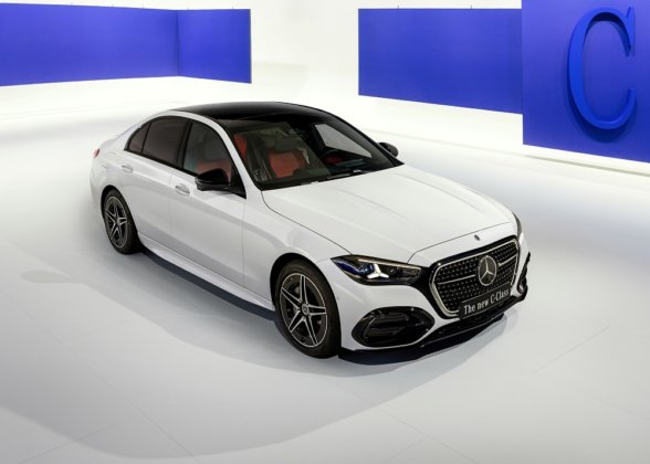Die neue Mercedes-Benz C-Klasse, 2026. Exterieur: Opalithweiss Metallic Mercedes-Benz C 300 e Limousine Plug-In-Hybrid | Energieverbrauch gewichtet, kombiniert: 15,9‒15 kWh/100 km plus 2,6‒2,3 l/100 km | Kraftstoffverbrauch kombiniert bei entladener Batterie: 7,5‒6,8 l/100 km | CO₂-Emissionen gewichtet, kombiniert: 59‒52 g/km | CO₂-Klasse gewichtet, kombiniert: B | CO₂-Klassen bei entladener Batterie: F-E The new Mercedes-Benz C-Class, 2026. Exterior: Opalite White Metallic Mercedes-Benz C 300 e Sedan Plug-In Hybrid | Weighted, combined energy consumption: 15.9‒15 kWh/100 km plus 2.6‒2.3 l/100 km | Combined fuel consumption with discharged battery: 7.5‒6.8 l/100 km | Weighted, combined CO₂ emissions: 59‒52 g/km | Weighted, combined CO₂ class: B | CO₂ classes with discharged battery: F-E